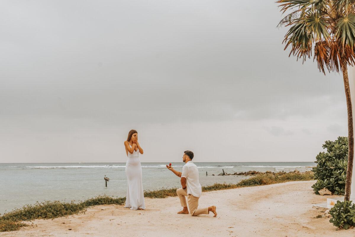 Beach proposal in front of the ocean – surprise moment captured at Gran Palladium