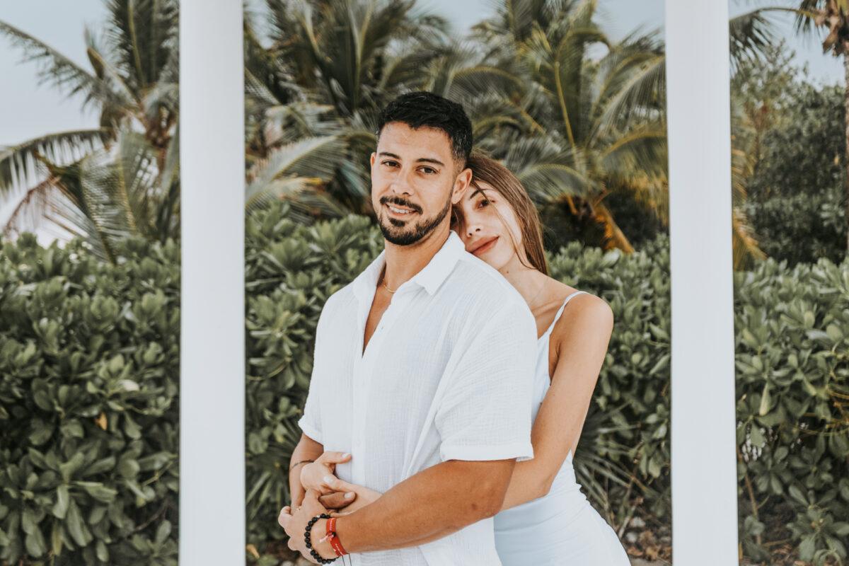 Engagement session with tropical backdrop – Gran Palladium Riviera Maya