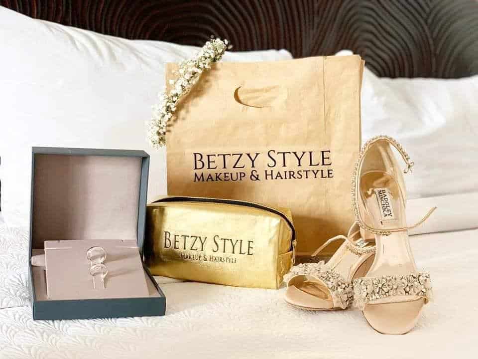 Accesorios de novia elegantes: tocado, aretes y detalles brillantes para boda en la playa.