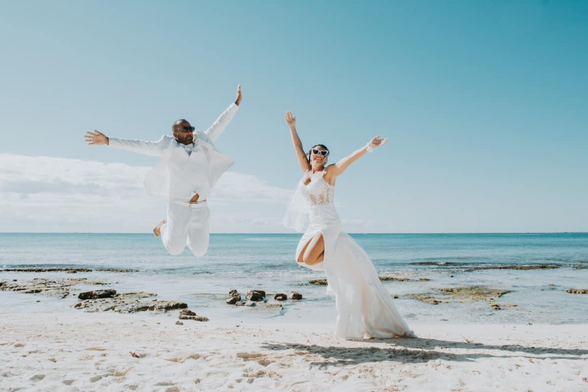 Trash the Dress beach session in Playa del Carmen – bride embracing the ocean
